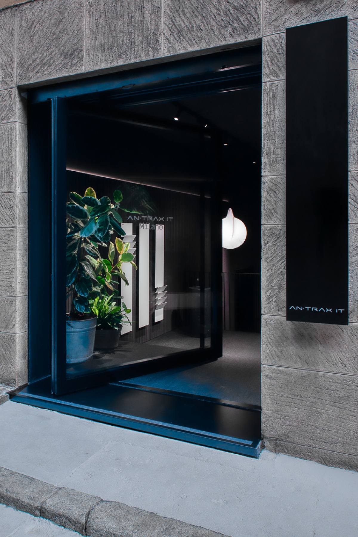 antrax showroom barberini allestimenti negozio milano