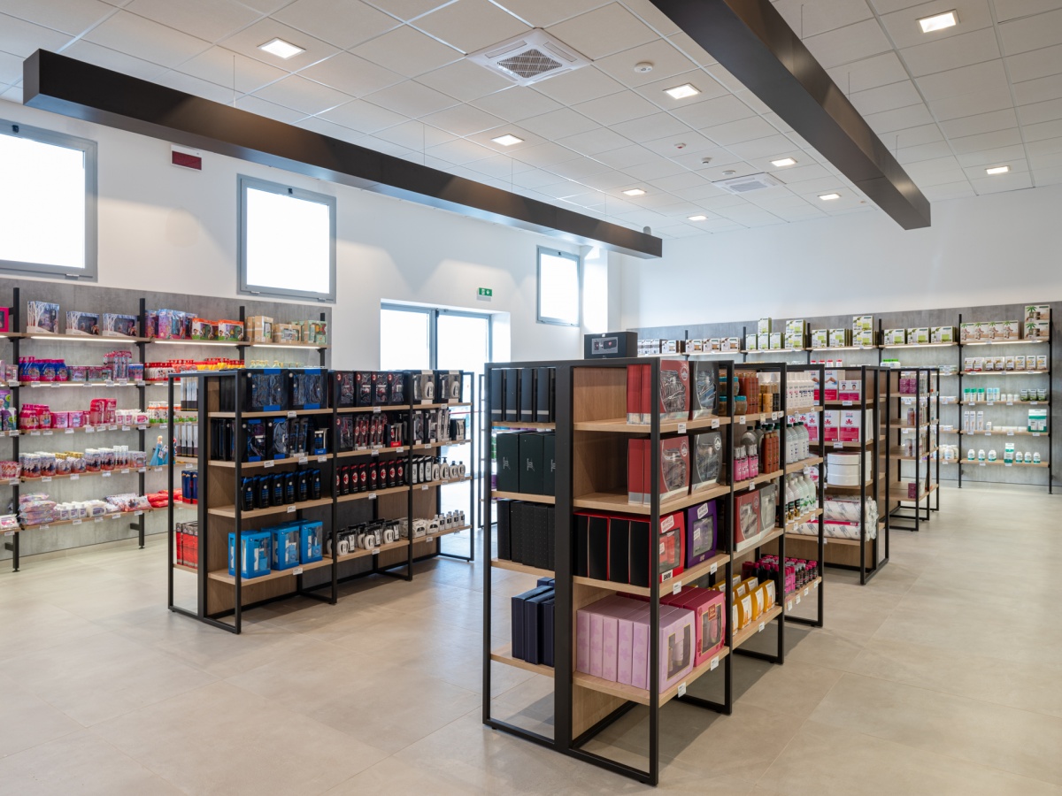 espositori su misura_arredi per negozi su misura_progetto negozio_progettazione store