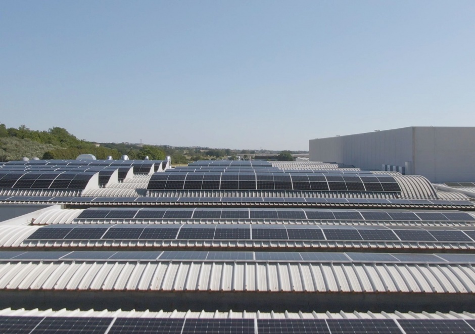 Vista dello stabilimento Barberini Allestimenti con pannelli solari, simbolo di produzione interna responsabile e sostenibilità energetica
