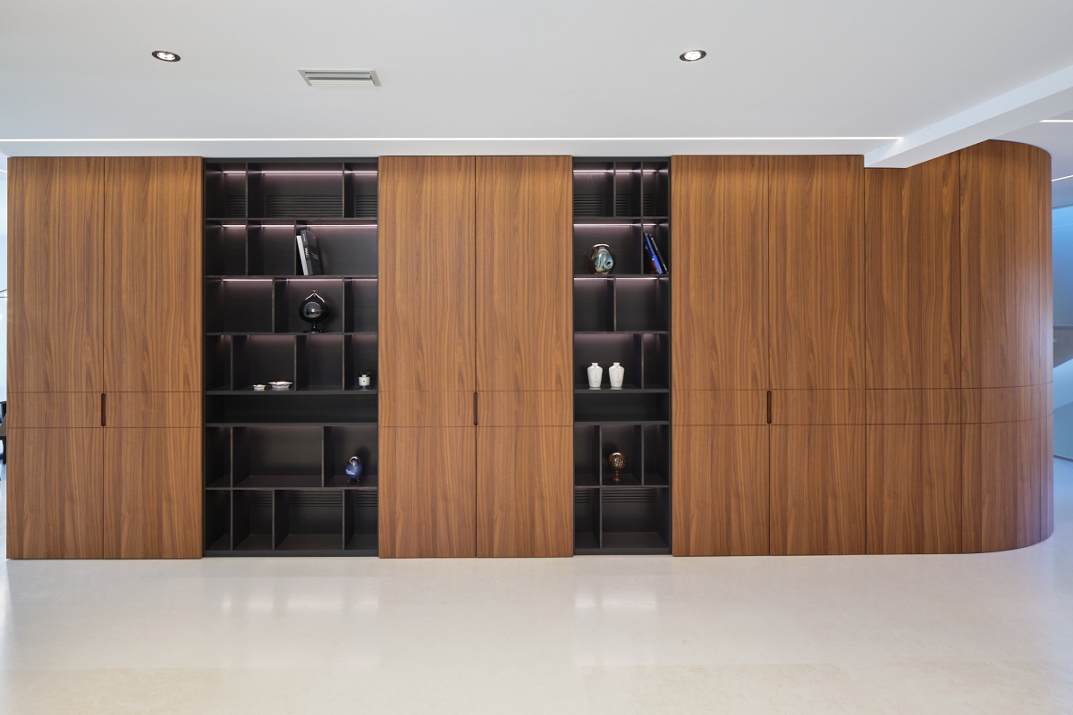 libreria in legno_arredamento custom made_libreria illuminata_parete attrezzata_libreria design_