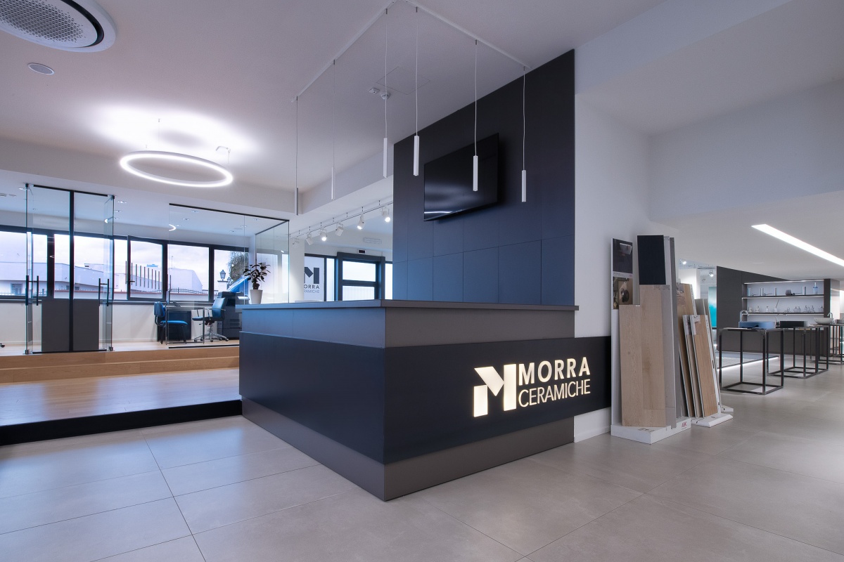 mobilisumisura_uffici_reception_showroom_salamostre_ceramica_barberiniallestimenti