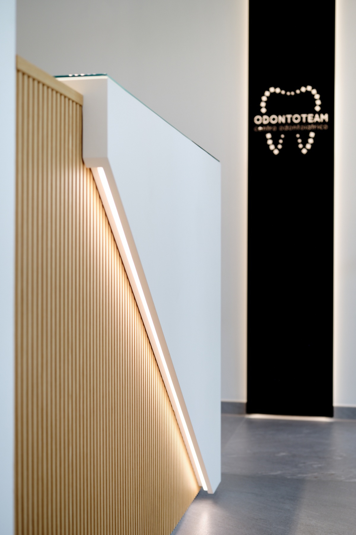 reception-led-barberini-arredi-personalizzati-legno