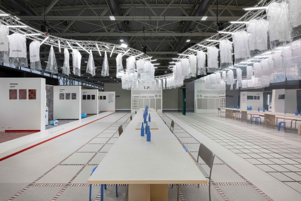 41zero42 laundry-inspired exhibition space at Cersaie Bologna