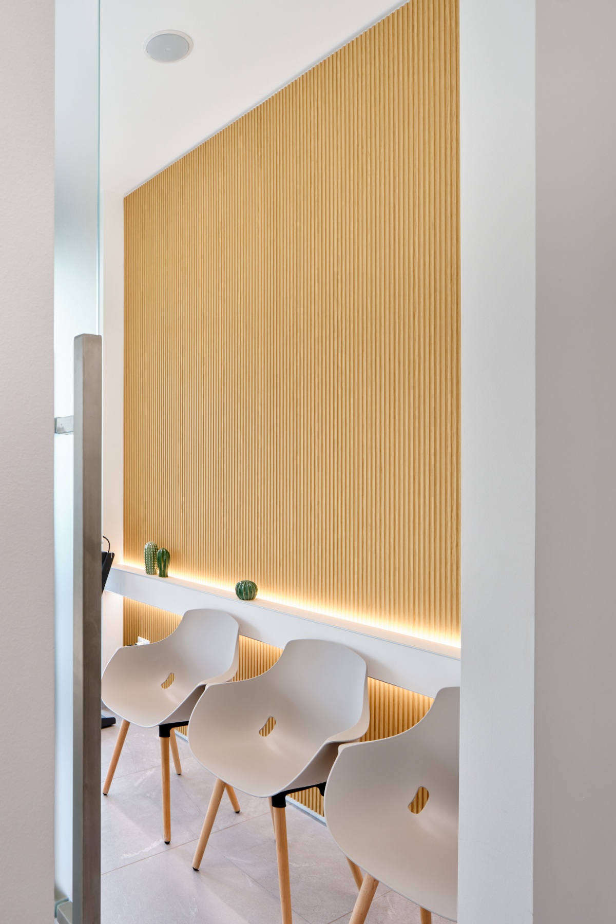 boiserie-legno-personalizzata-cannettata-barberini-allestimenti