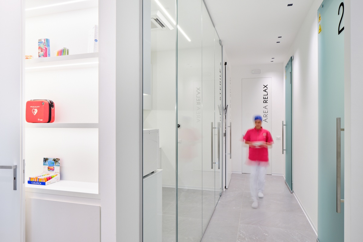 realizzazione-studio-medico-arredamento-chiavi-in-mano-pareti-vetrate-pavimentazione-impiantistica