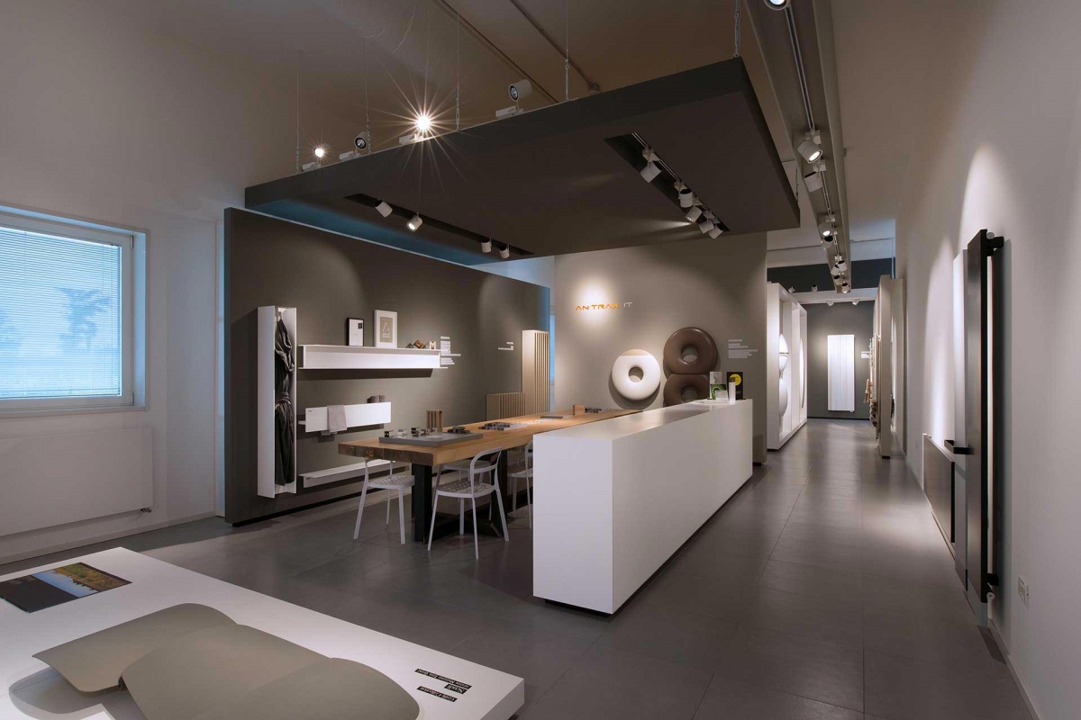 arredo-showroom- aziendale-barberini-allestimenti