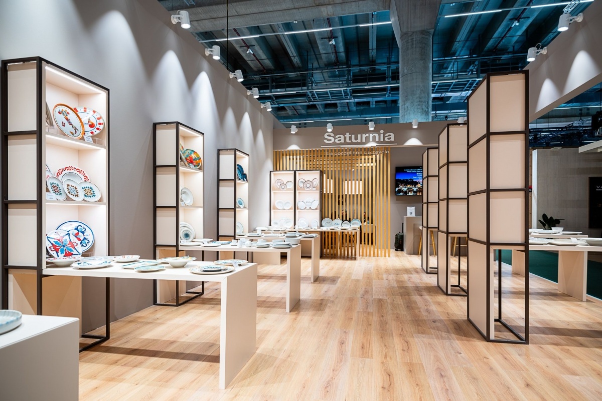 Dettaglio esposizione porcellana Saturnia su elementi espositivi su misura nello stand Ambiente Francoforte
