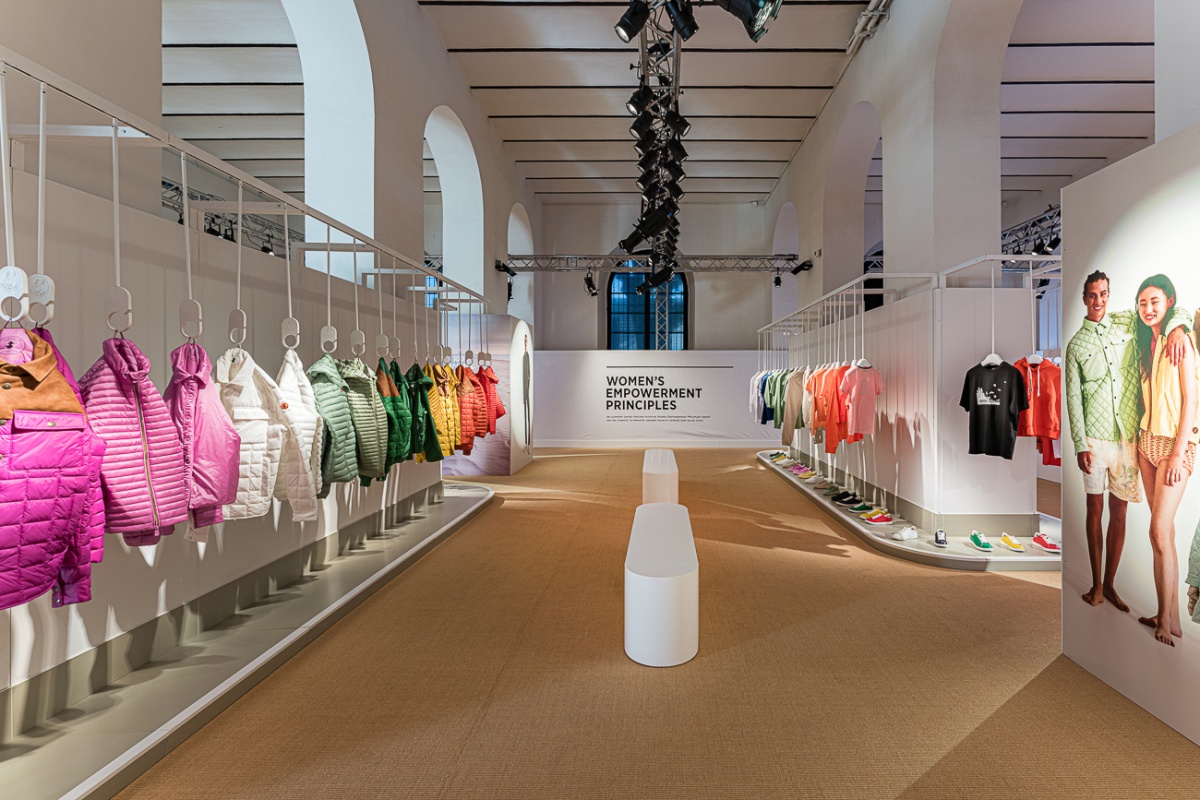 display-costummade-exhibit-showroom-store-contractor-spaces