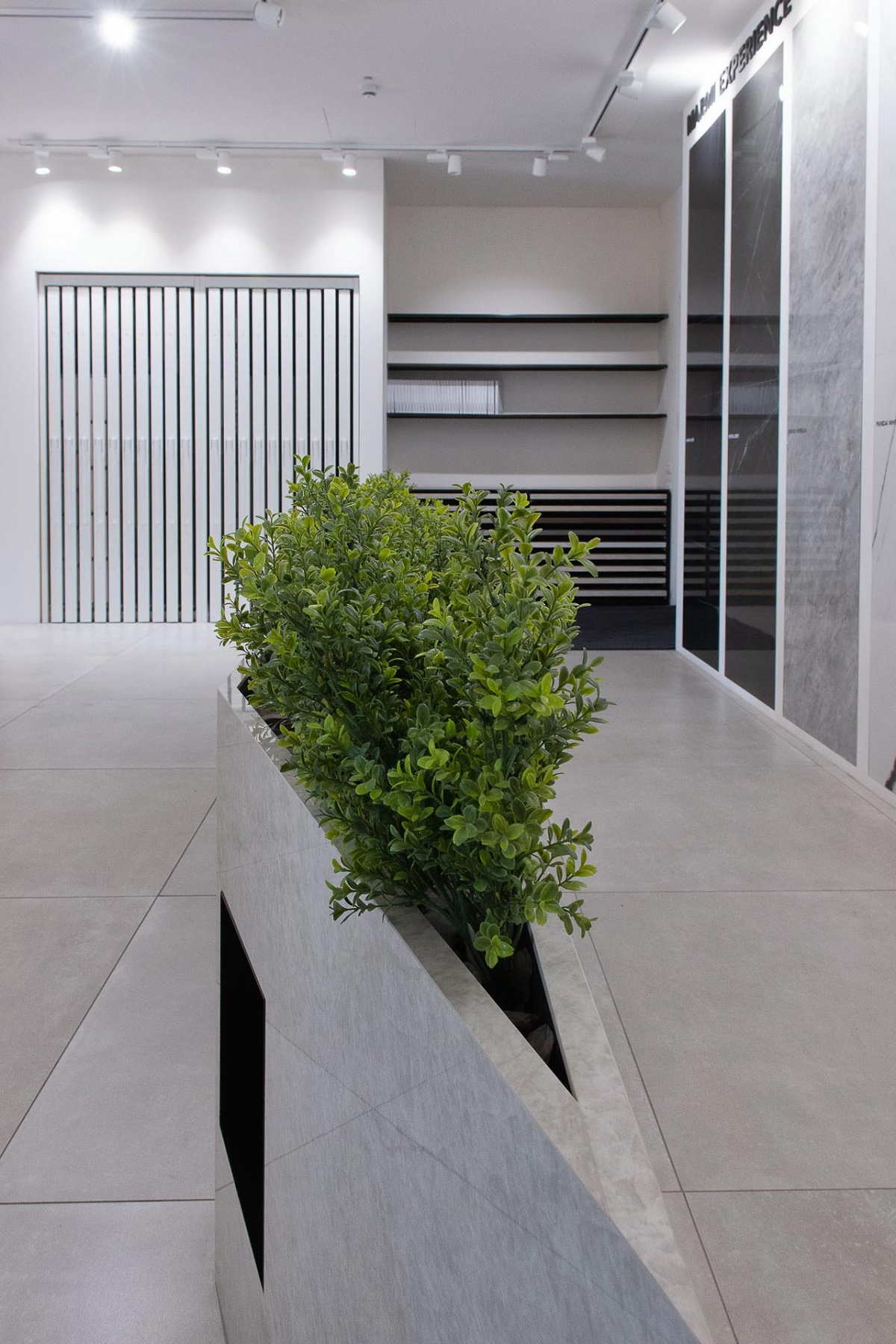 produzione-espositori-showroom-ceramica-barberini-allestimenti